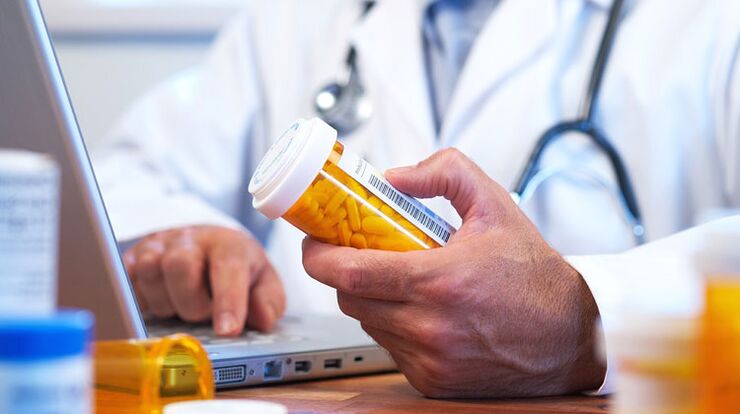 Zdravnik predpiše zdravilo za prostatitis